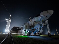 Falcon 9-raketen en SpaceX Dragon rymdfarkost för lanseringen på väg till lanseringsrampen (Bildkälla: SpaceX)