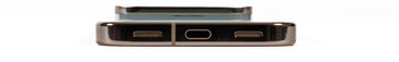 Nedtill: Högtalare, USB 3.2-port, mikrofon