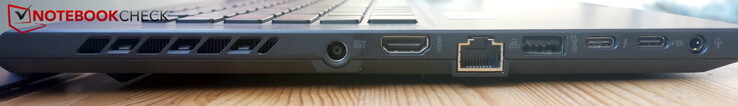 Vänster: AC, HDMI 2.1 TMDS, GigabitLAN, USB-A 3.2 Gen2, USB-C/Thunderbolt 4 (inkl. DP och PD), USB-C 3.2 Gen2 (inkl. DP och PD), headsetport
