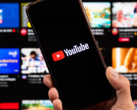 Smartphone med YouTube-app. (Bildkälla: noyb)