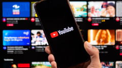 Smartphone med YouTube-app. (Bildkälla: noyb)