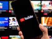 Smartphone med YouTube-app. (Bildkälla: noyb)