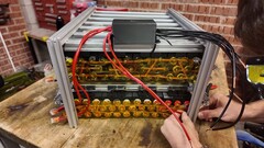 En bild av batteripaketet som byggts av batterier från vapes (Bildkälla: Chris Doel, skärmdump)