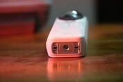 Insta360 X5 levereras nu med ett magnetiskt monteringssystem (Bildkälla: Abhinav Fating/Notebookcheck)