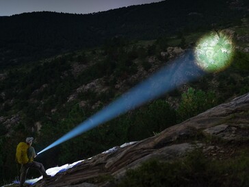 Olight Marauder 3 har en strålkastare som kan lysa längre än tio fotbollsplaner.