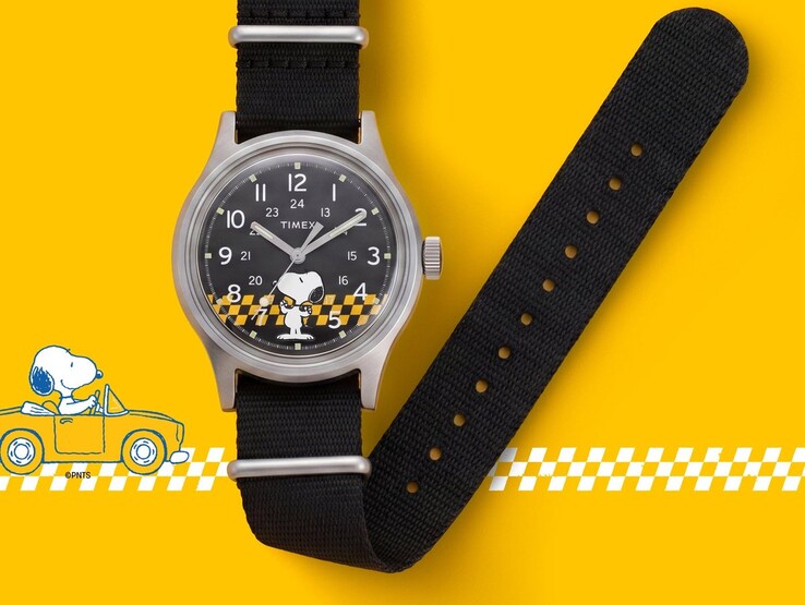 Peanuts x Timex MK1-klocka med svart urtavla prydd med Snoopy och ett gul-svart rutmönster, avbildad med sitt svarta tygarmband mot en gul bakgrund.