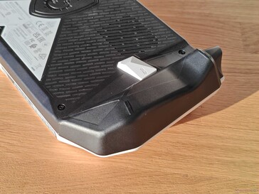 AMD-versionen har ett mycket kantigt chassi... (bildkälla: Notebookcheck)