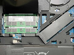 RAM-platserna och de två SSD-platserna...