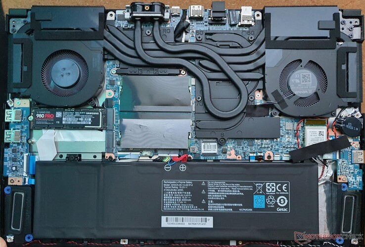 Två RAM-fack, två M.2-2280-fack, ansluten WiFi-modul, fastskruvat batteri och USB-A-dotterkort
