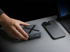 Den lilla storleken på Neo N95 mini PC visas upp genom att placera den bredvid en telefon