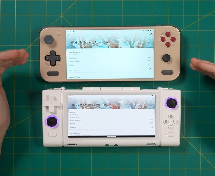 Jämförelse mellan de handhållna spelkonsolerna Ayaneo Pocket S2 Pro (överst) och OneXSugar Sugar 1 (nederst), som båda visar resultaten från 3DMark Wild Life Extreme Stress Test på skärmen. (Bildkälla: Retro Game Corps på YouTube)