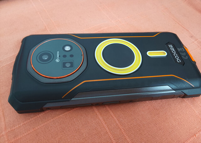 Den bakre kameran. (Bildkälla: Sergey Tarasov - Notebookcheck)