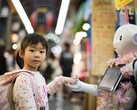 Bill Gates: AI kommer att eliminera den globala bristen på läkare och lärare. På bilden: En flicka som håller en robot i handen (Bildkälla: Andy Kelly, Unsplash)