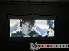 Gränser med hög kontrast, t.ex. där Frodos hår möter hans hud, tenderar att kladda eller smeta ihop. (Bild via The Lord of the Rings: Konungens återkomst från New Line Cinema)