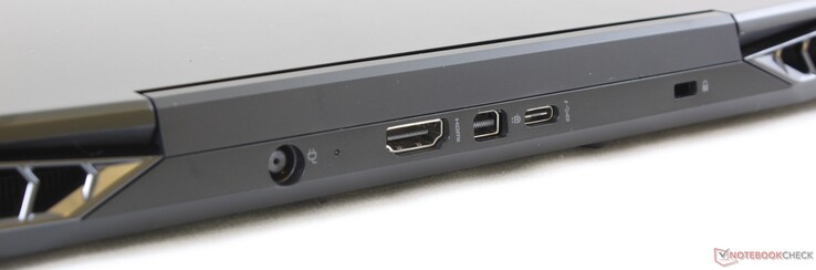 Baksidan: AC-adapter, HDMI 2.0, mini DisplayPort 1.3, USB Typ C Gen. 2, Kensington-lås