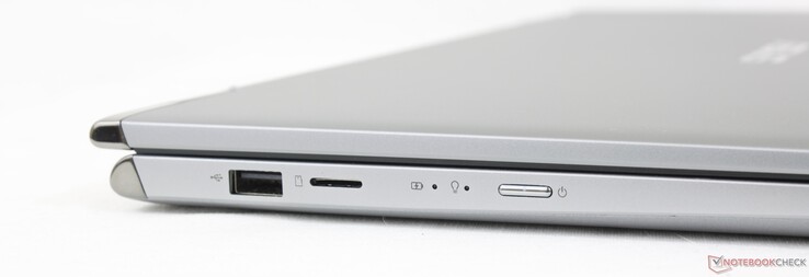 Till vänster: USB-A 2.0, MicroSD-läsare, strömbrytare