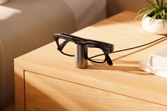 Laddningsstativet för Meta Glasses fungerar utmärkt som laddare på skrivbordet eller vid sängen.
