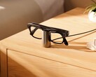 Laddningsstativet för Meta Glasses fungerar utmärkt som laddare på skrivbordet eller vid sängen.