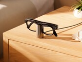 Laddningsstativet för Meta Glasses fungerar utmärkt som laddare på skrivbordet eller vid sängen.