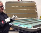 Cybertrucks strukturella 4680-batteripaket är svårt att reparera. (Bildkälla: Munro Live/YT)