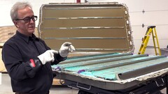 Cybertrucks strukturella 4680-batteripaket är svårt att reparera. (Bildkälla: Munro Live/YT)