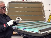 Cybertrucks strukturella 4680-batteripaket är svårt att reparera. (Bildkälla: Munro Live/YT)