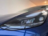 En närbild av LR-strålkastaren på Model 3 från 2021