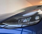 En närbild av LR-strålkastaren på Model 3 från 2021