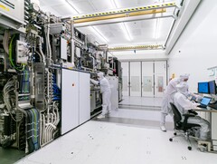 Kinesiska forskare skapar solid-state DUV-laser som kan förändra chiptillverkningen. På bilden: Arbetare som arbetar i ASML:s renrum (Bildkälla: ASML)