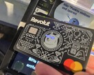 Vi använder Revolut-kortet med de upplysta ögonen för att betala vid en kontaktlös betalterminal