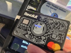Vi använder Revolut-kortet med de upplysta ögonen för att betala vid en kontaktlös betalterminal