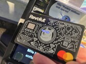 Vi använder Revolut-kortet med de upplysta ögonen för att betala vid en kontaktlös betalterminal