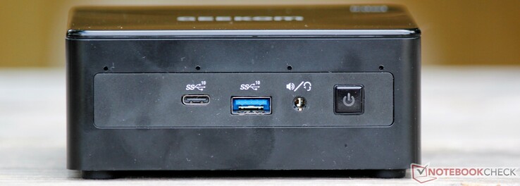 Framsida: fyrdubbelt mikrofonfält, USB-C 3.2 Gen 2, USB-A 3.2 Gen 2, kombinerat ljuduttag, strömbrytare
