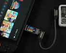 Nintendo Switch 2 får ström från ett externt IceMag-batteri, anslutet via en Genki USB-C-kabel och en inbyggd strömmätare (Bildkälla: ETA Prime på YouTube)