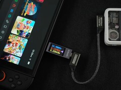 Nintendo Switch 2 får ström från ett externt IceMag-batteri, anslutet via en Genki USB-C-kabel och en inbyggd strömmätare (Bildkälla: ETA Prime på YouTube)