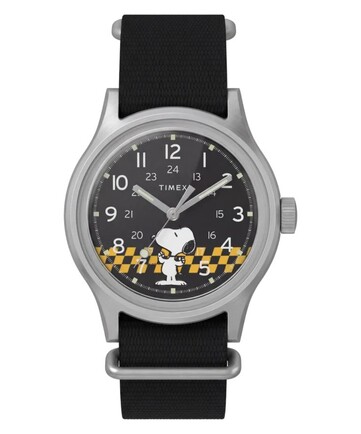 Framsidan av Peanuts x Timex MK1 med svart urtavla, arabiska siffror, självlysande visare och markeringar samt en rutmönstrad Snoopy-grafik.