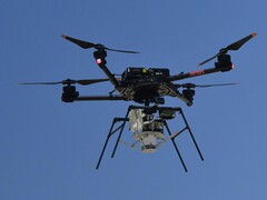 En Airbone-drönare som bär fallskärmen (Bildkälla: NASA och Christopher LC Clark; beskuren)