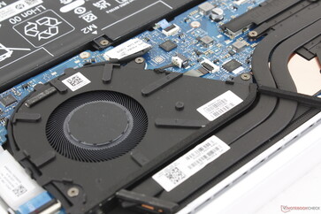 Kylningen består av en enda ~60 mm fläkt och två korta värmerör av koppar