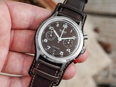 Klockan 417 ES Mocha Flyback Date drivs av ett handvevat Sellita AMT5100-urverk (Bildkälla: Hanhart)