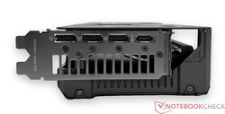 De externa anslutningarna till Asus TUF Gaming Radeon RX 7800 XT OC