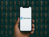 Smartphone med Clearview AI på, ansiktsdatabas i bakgrunden (Bildkälla: AI-generated)