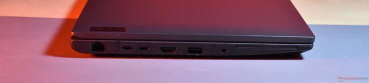 vänster: RJ45 Ethernet, 2x USB C 3.2 Gen 2, HDMI, USB A 3.2 Gen 1, 3,5 mm ljud