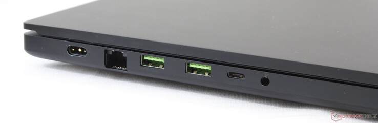 Vänster: AC-adapter, 2.5 Gbit RJ-45, 2x USB 3.2 Gen. 2, USB-C 3.2 Gen. 2, 3.5 mm kombinerad ljudanslutning