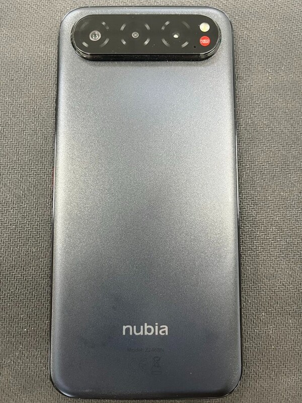 Ett livefoto av Nubia Air visar den böjda baksidan med en metallisk finish. (Bildkälla: Evan Blass)