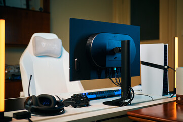 Ergonomi med fokus på e-sport: Baksidan av Sony Inzone M10S II avslöjar dess ultratunna OLED-skärm, diskret design och kompakta, runda stativfot, utformad för att frigöra utrymme på skrivbordsmattan för musrörelser med låg DPI.