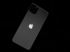Baksidan av en iPhone med Apple-logotypen på svart bakgrund