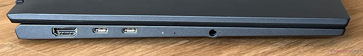 Vänster: HDMI 2.1, 2x USB-C 4.0 med Thunderbolt 4 (40 GBit/s, DisplayPort ALT-läge, Power Delivery 3.0), 3,5 mm ljud