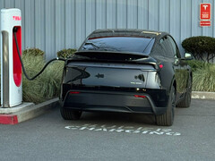 Den nya Diamond Black Model Y-färgen är glänsande på långt håll men mer komplex på nära håll. (Bildkälla: Sawyer Merritt/X)