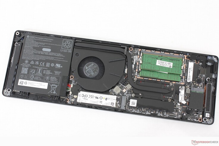 EliteBoard G1a moderkort och batteri på undersidan av däcket