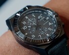 En närbild av Citizen Nighthawk CA0897-04H med sin mörkgrå urtavla.